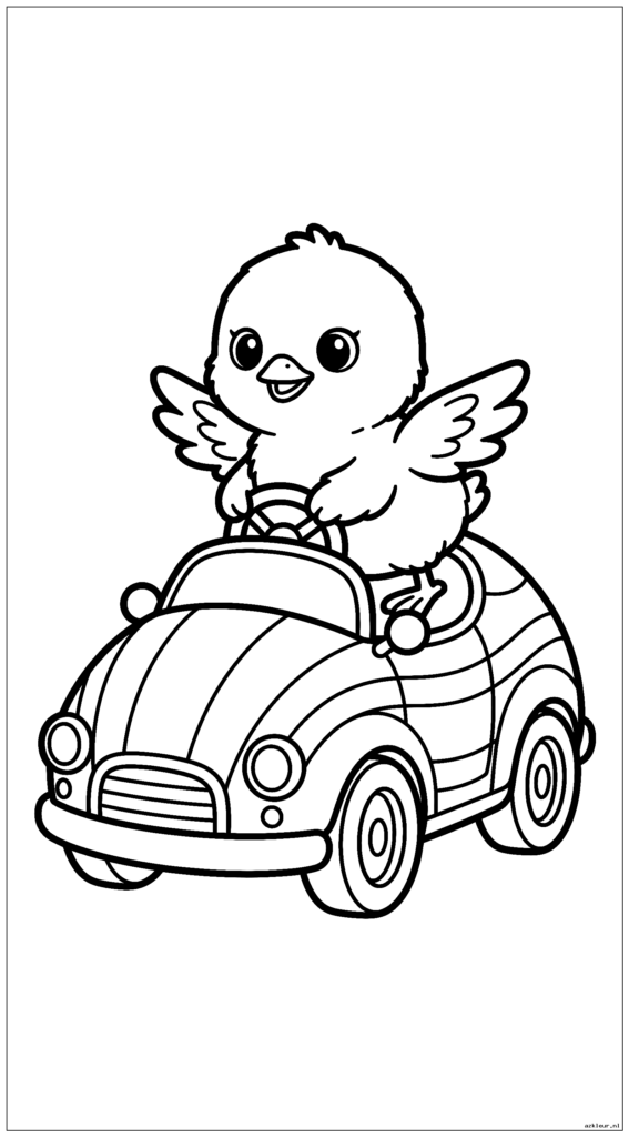 Babykuiken rijdt als een raceauto bovenop een versierd paasei