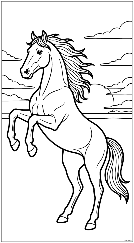 Paard dat dramatisch opsteekt tegen een lucht met verspreide wolken en ondergaande zon