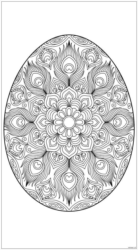 Paasei versierd met gedetailleerde mandala met pauwenveerpatronen