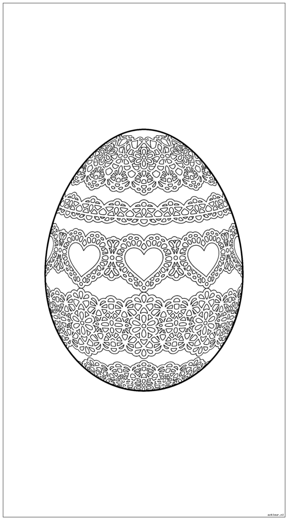 Paasei versierd met klassiek Nederlands kanten kleedje en hartpatronen