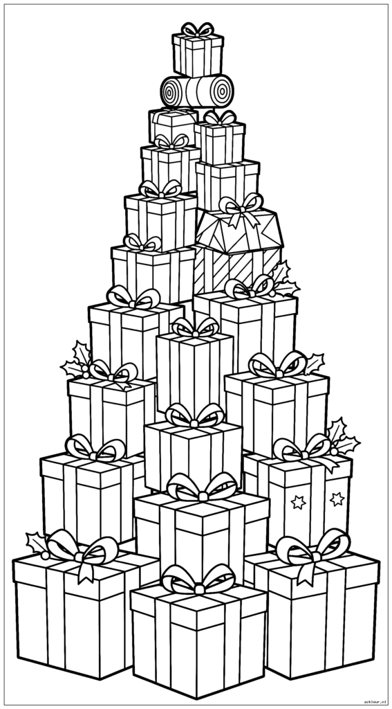 Toren van verschillend gevormde geschenkdozen die een feestelijke kerstboomvorm vormen